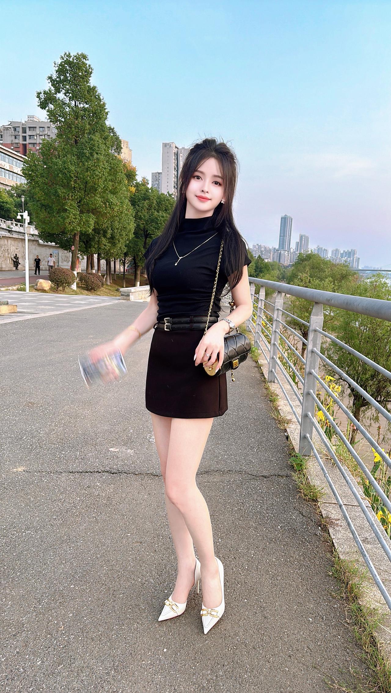 人为什么总怀念过去，大概是因为那时的风很轻，心事很真，我都还带着满心欢喜，以为日