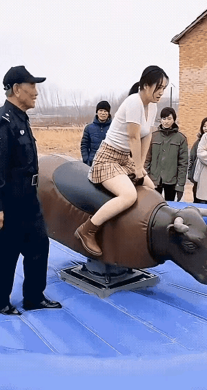 太燃了！这女孩挑战高难度游戏的样子，真的看哭无数人！明明知道大概率会被甩出来