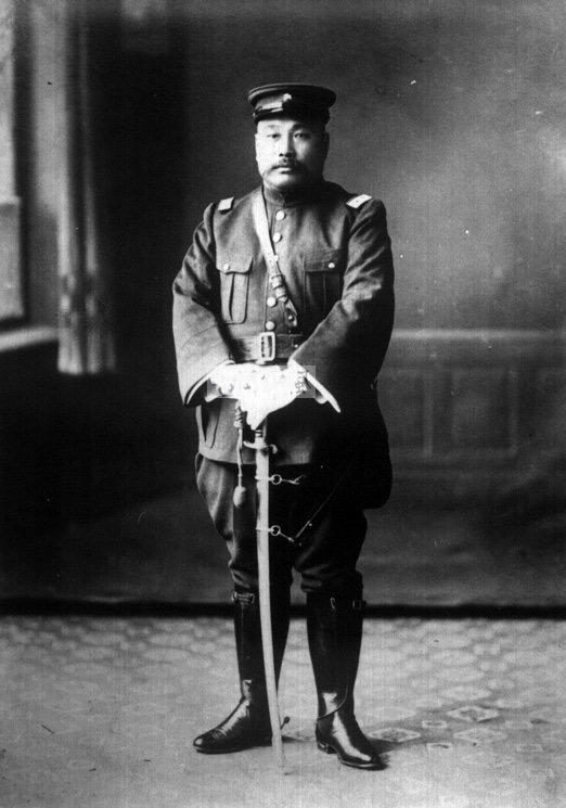 1932年4月的北平顺承王府，日本驻屯军少佐弯腰递上烫金的“热河省长兼伪满军政部