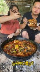 把人看饿了：把2块豆腐放在油锅里面炸一炸，拍碎了之后放入辣椒，还有各种配菜，一锅