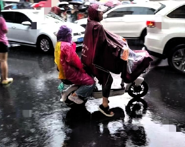 孩子请别嫌弃你得妈妈昨天山东下大雨，校门口的家长几乎都开着私家车。可我看到一幕