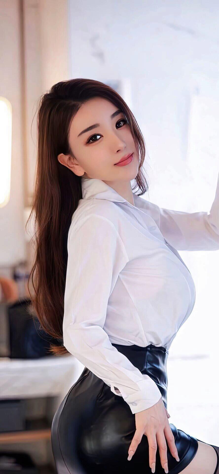 优雅白衬衫搭配黑色皮裙，时尚又性感！👗✨