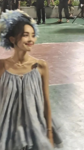 娜扎，正宗皮包骨，真的太瘦了。