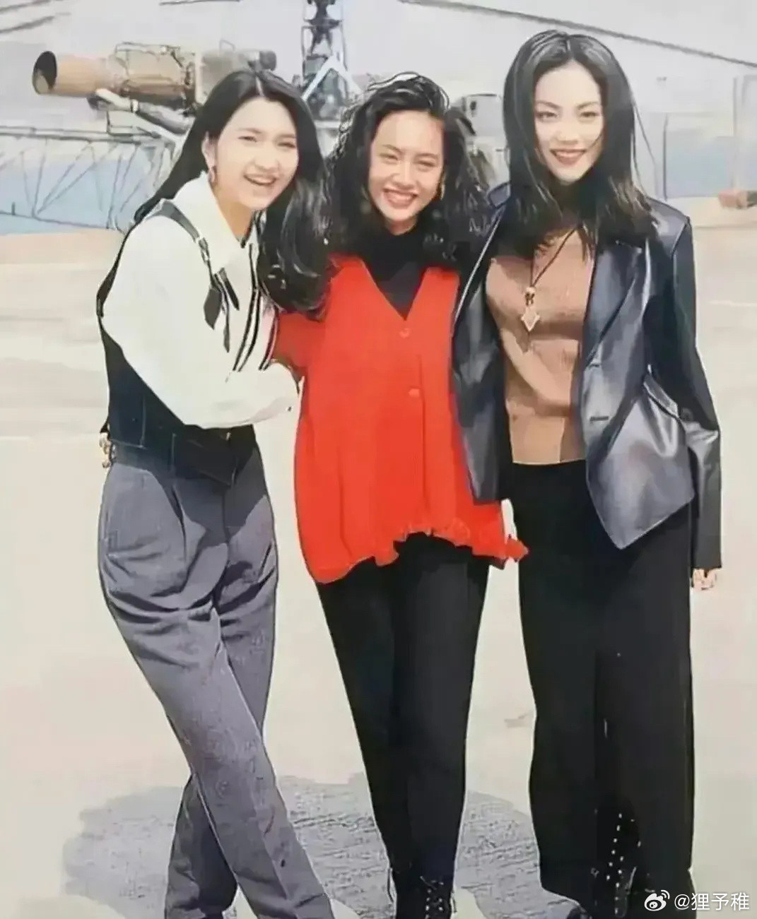 年轻的王菲和大美女洪欣，中间的是谁？