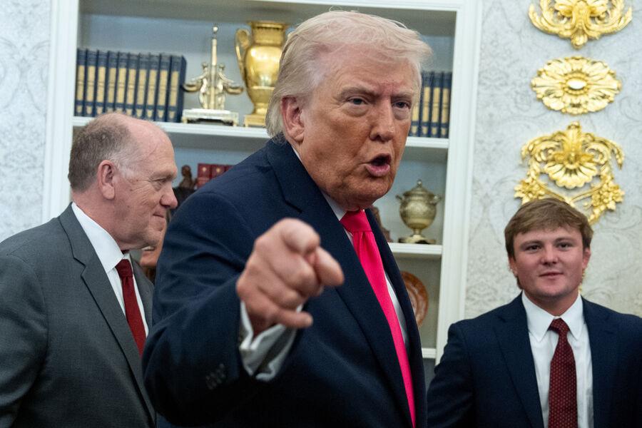 美伊还没坐上谈判桌，特朗普就先把狠话甩遍全世界，摆明了要提前算账。当地时间4月8