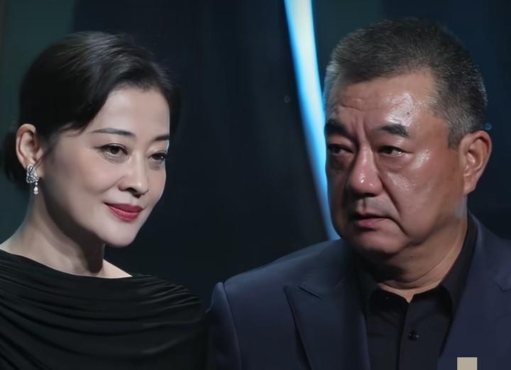 看完白玉兰颁奖，比起台上拿奖的高光镜头，梅婷和董勇的一个小动作反倒让我感慨很久。