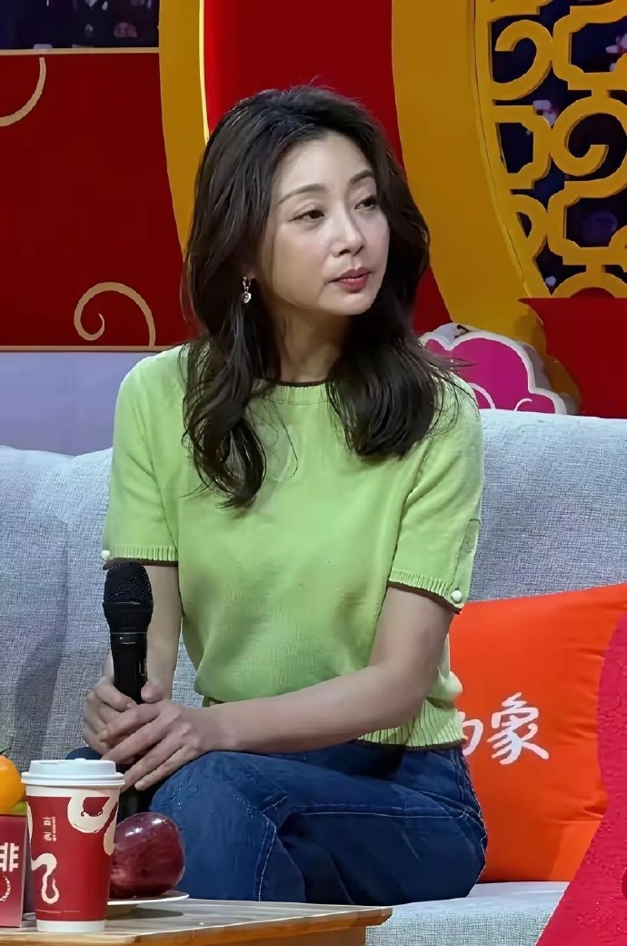 46岁的殷桃优雅自信，好有气质