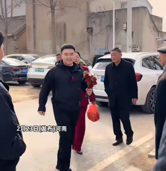 笑不活了，河南，一小伙去女方家上门订婚，不料来到女方家门口时，小伙看似很镇静实在