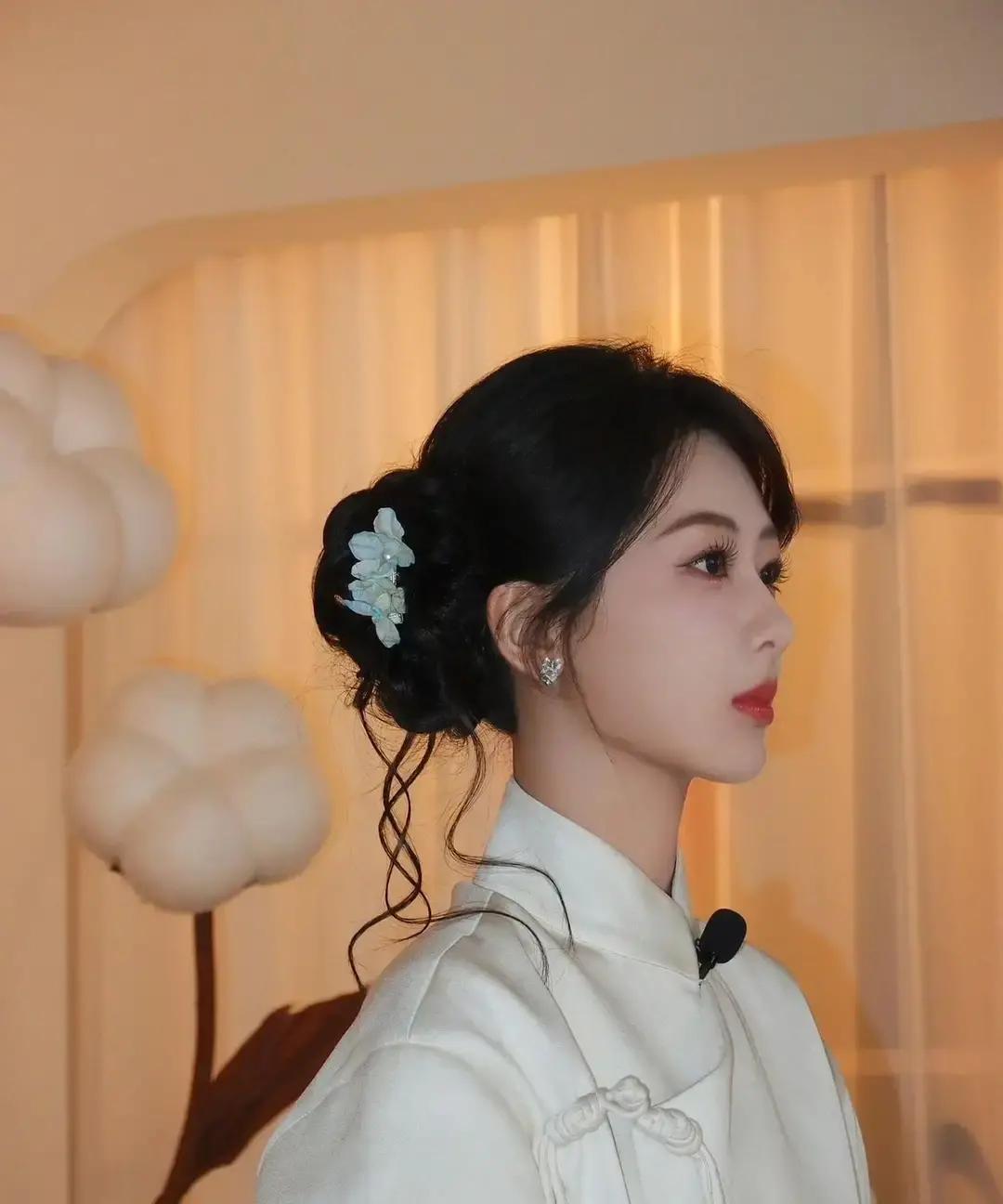 等两年只为杨紫开机？真相扎心了横店9月开机那天，我蹲在剧组外，听见副导演嘟