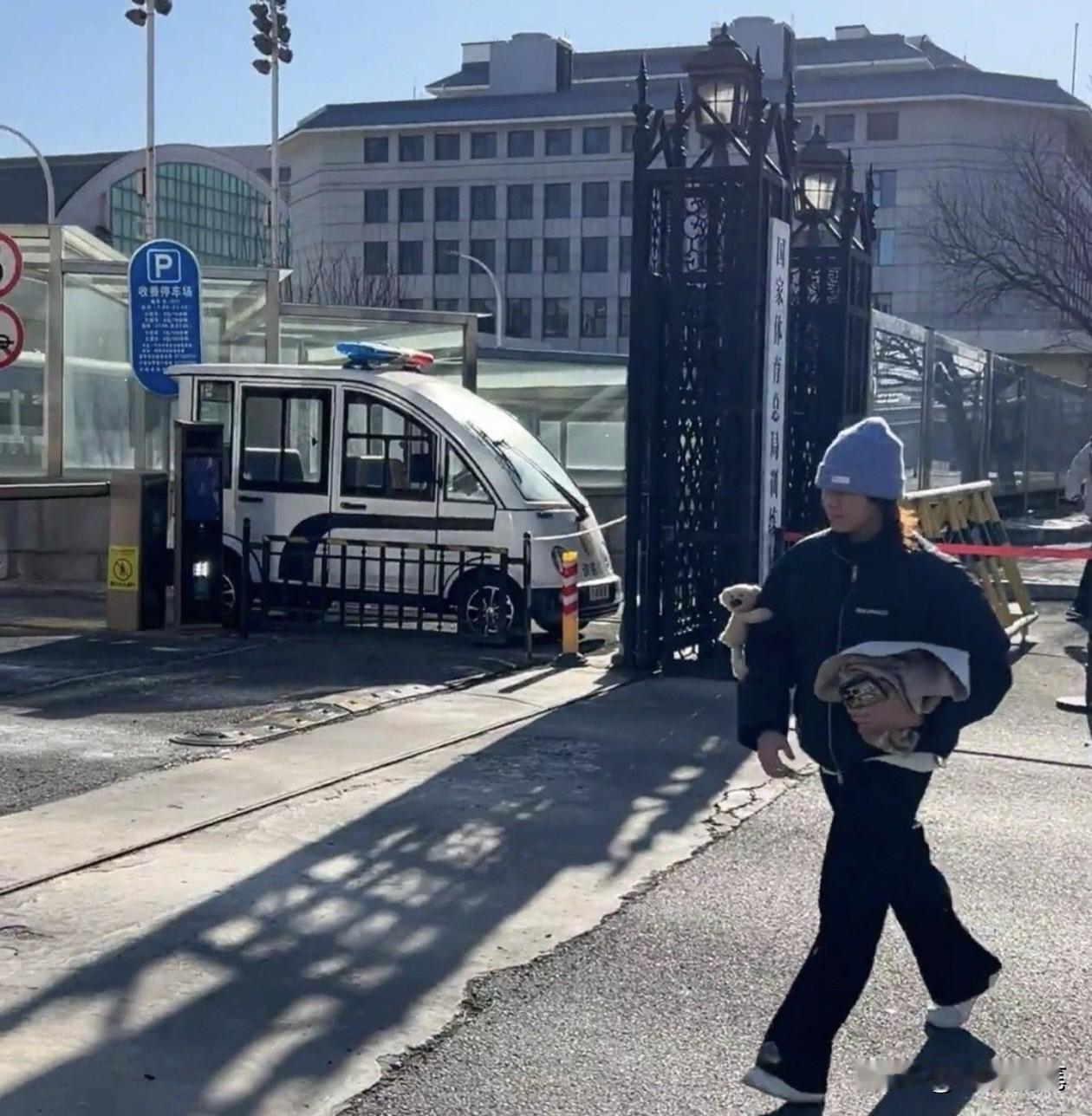 惊喜！全红婵居然回国家队了，自己搭车到国家体育总局训练基地门口，一下车就被旁边的