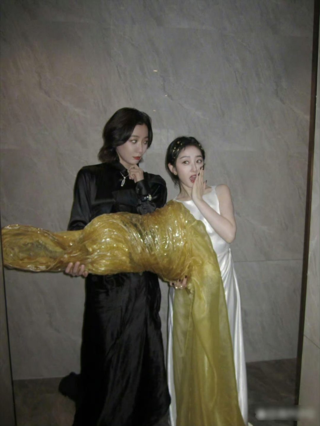 王珞丹手里拿的居然是蒋梦婕的礼服，拿在手里像豆皮，穿上像神女太美了