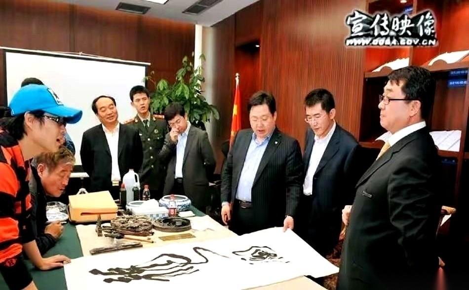 饭局上那张老照片，总算看懂了赵本山。一屋子人，众星捧月围着一幅字，个个都站得笔