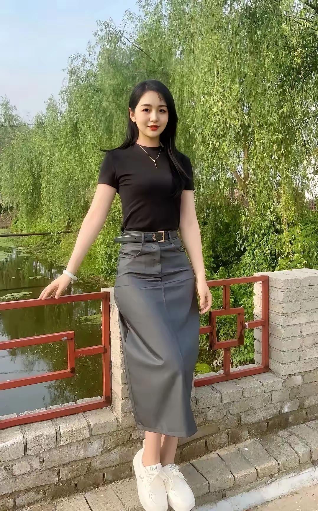 绿柳依依水，佳人倚栏杆。
