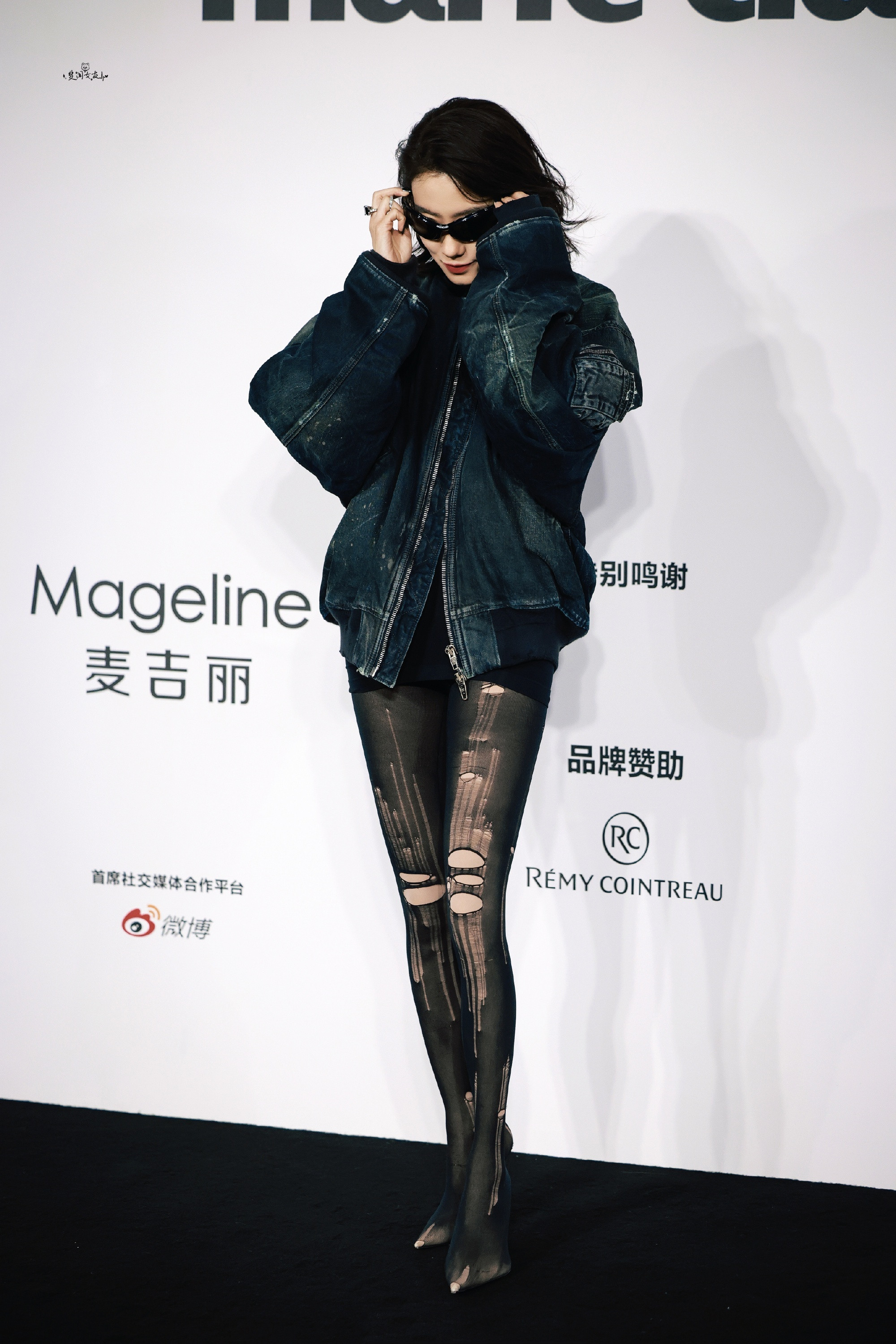 张小斐嘉人红毯丝袜妆造，短发黑衣，清冷御姐感满满。张小斐