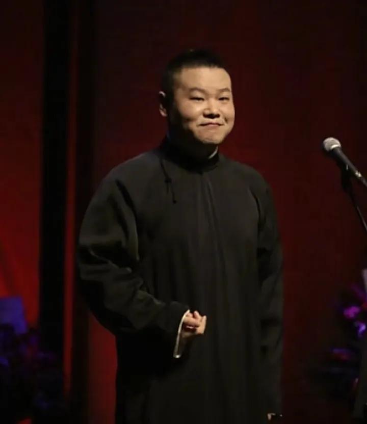 放弃央视春晚的岳云鹏，靠“认怂”收获全网支持？原因太真实岳云鹏把话筒递到观众