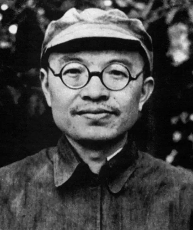 开宗明义，开头定场：1978年中央决定为张闻天和彭德怀一起举行追悼会，陈云闻讯致