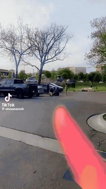 “砰”一下，人直挺挺地就倒了。像块木板。前一秒还穿着比基尼咋咋呼呼，要跟警察