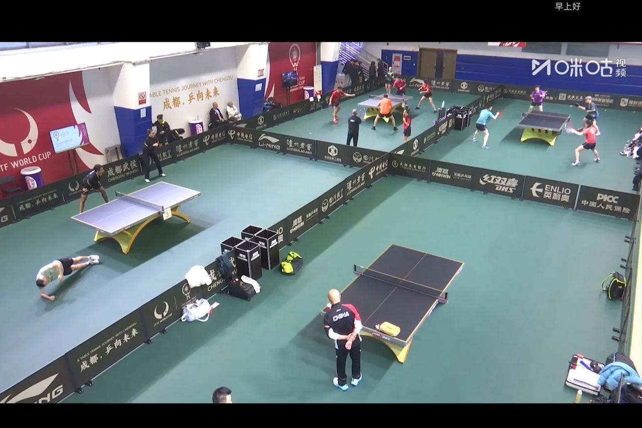 看来今天第一场混双莎头组合要上了。成都混团比赛今日开赛，11点在一号台的比赛是