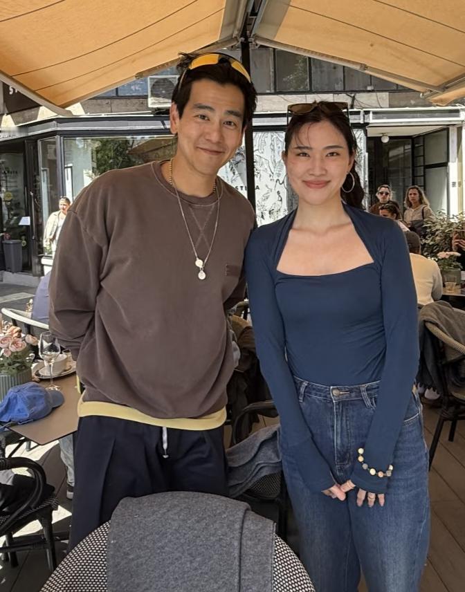 44岁彭于晏在布达佩斯一家户外餐厅吃西餐被偶遇，他的穿衣打扮时尚有型，脸上没有化