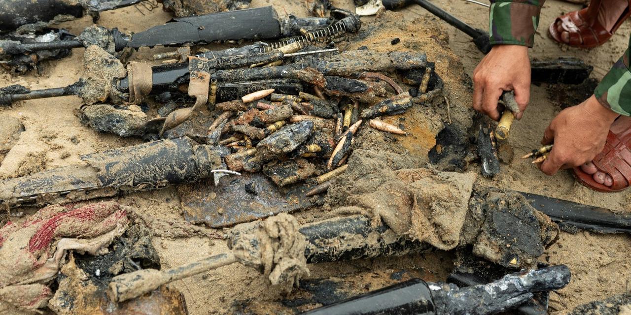 越南人民军官兵在嘉莱省归仁海滩（QuyNhonBeach）挖掘一辆废弃坦克残