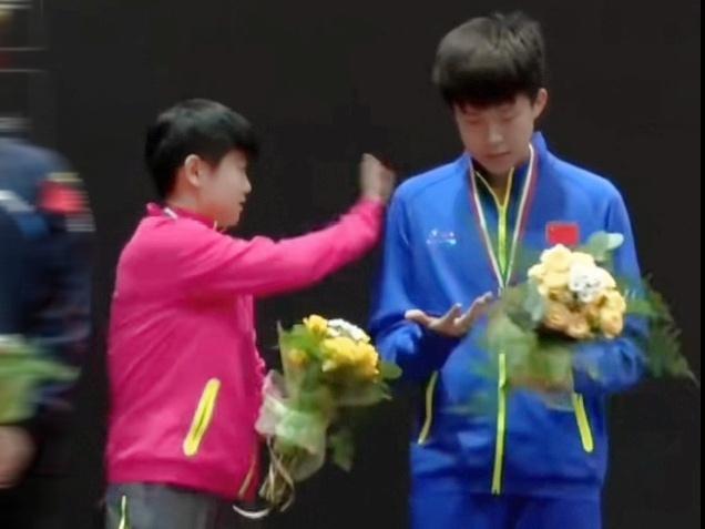 愿与孙颖莎、王楚钦一同不惧前路漫长，心向光芒，共赴属于我们的独家未来。赛场之