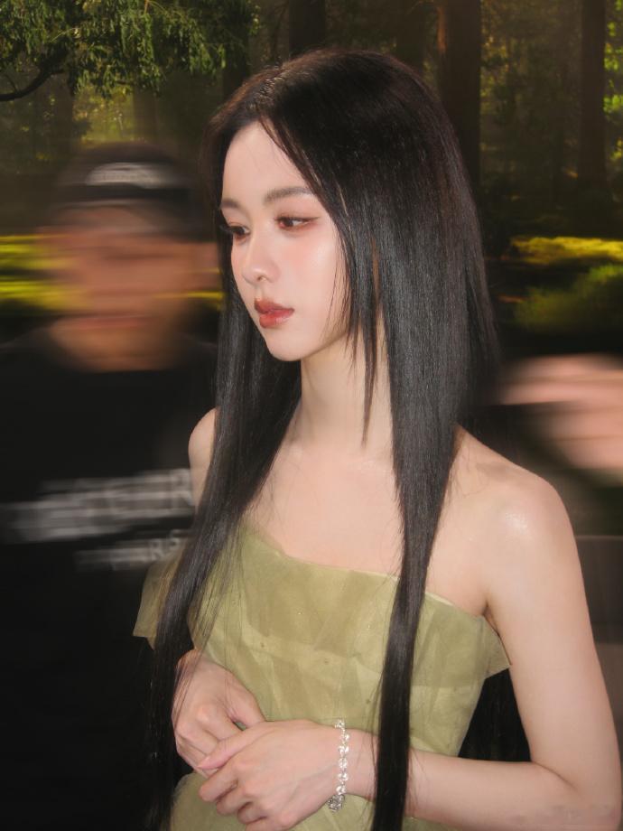 陈都灵十月这组照片陈都灵黑长直绿色薄纱裙陈都灵十月这组照片，陈都灵黑长直绿色薄