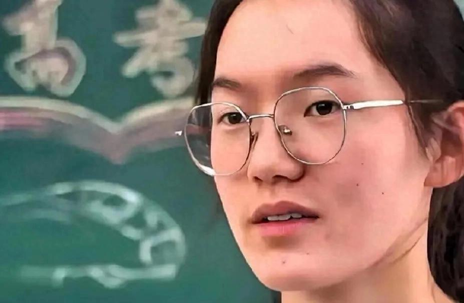 敲定了！高考699分的韩雅平，手握无数人梦寐以求的人生捷径。清北招生组在她家蹲了