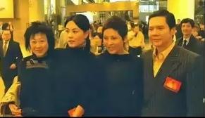 梳着麻花辫的王菲清纯又可爱，她一只手臂搂着陈家瑛，另一只手挽着向太的胳膊，对年