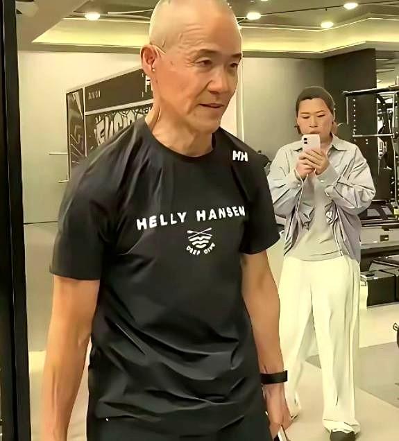 每次看到70多岁的王石，一身腱子肉还在满世界折腾，我心里就咯噔一下。他就好像一