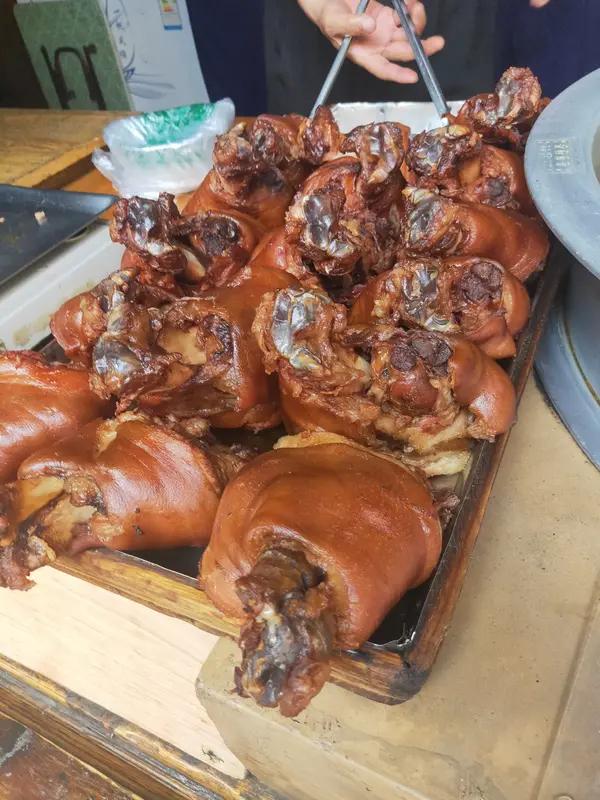 河南淮阳太昊陵庙会有个超牛的猪蹄摊。摊主张先生花27万拍下9平方米的“C位摊位”