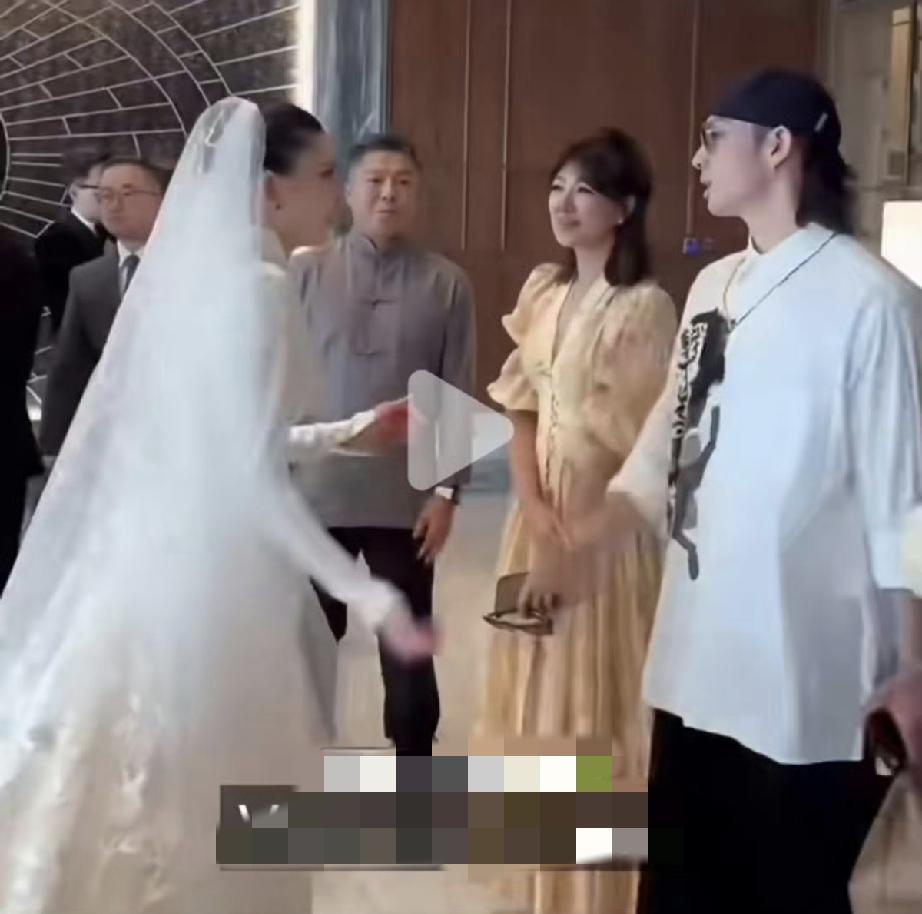6月29日，吴建豪突然宣布结婚，其妻子疑似正面照曝光，个子一般般，五官挺精致的，