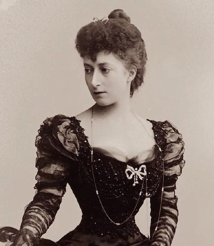 介绍一枚经典设计的蝴蝶结胸针，它属于挪威二公主阿斯特里（国王二姐）最开始是她