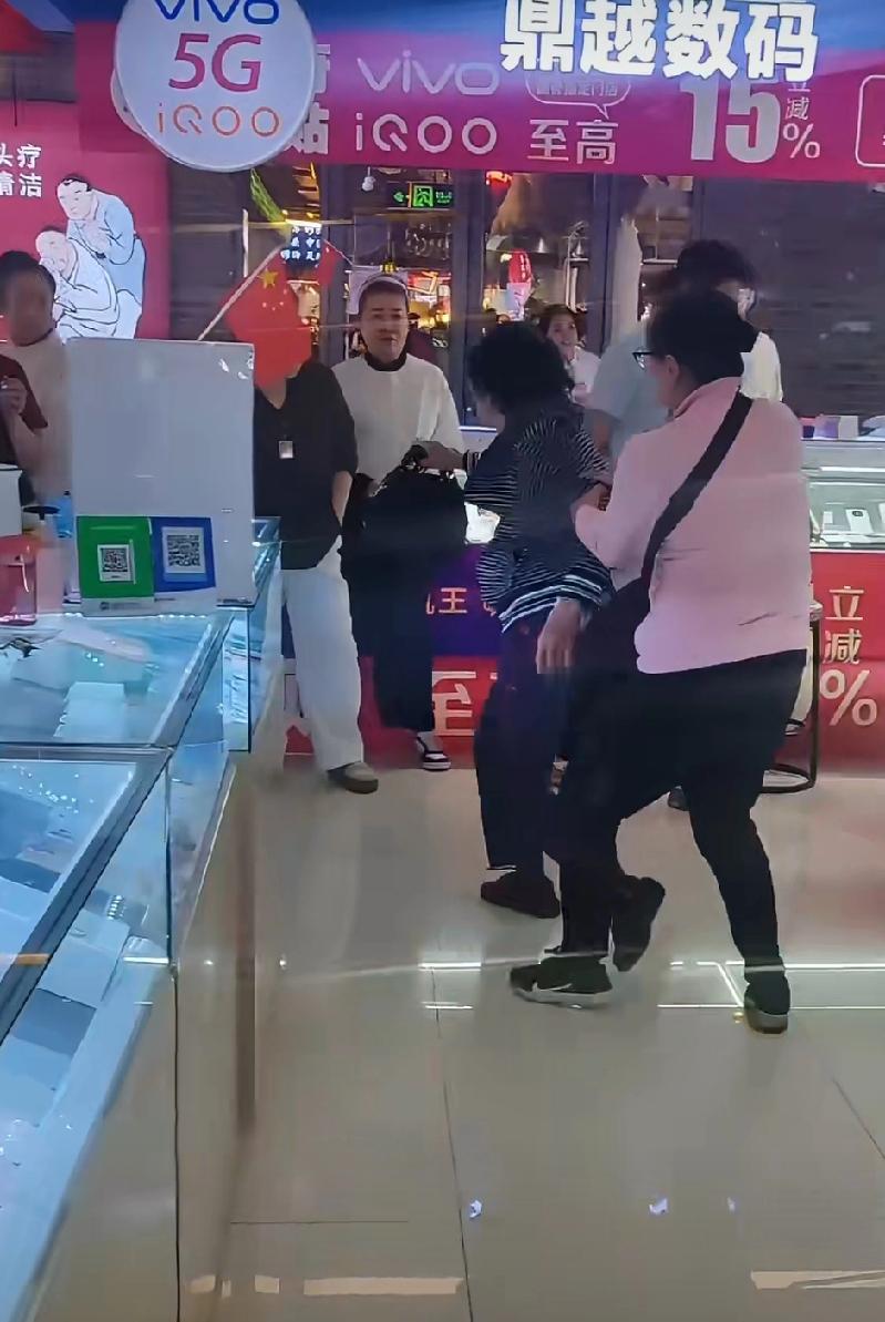 老太太大闹手机店。事情经过:老人买完手机后要退货，老板表示要扣点折旧费，老人不同