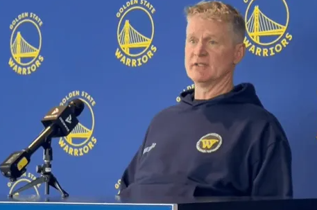 勇士主帅史蒂夫-科尔接受了媒体采访，其中谈到了波杰姆斯基的近期表现。科尔表示：