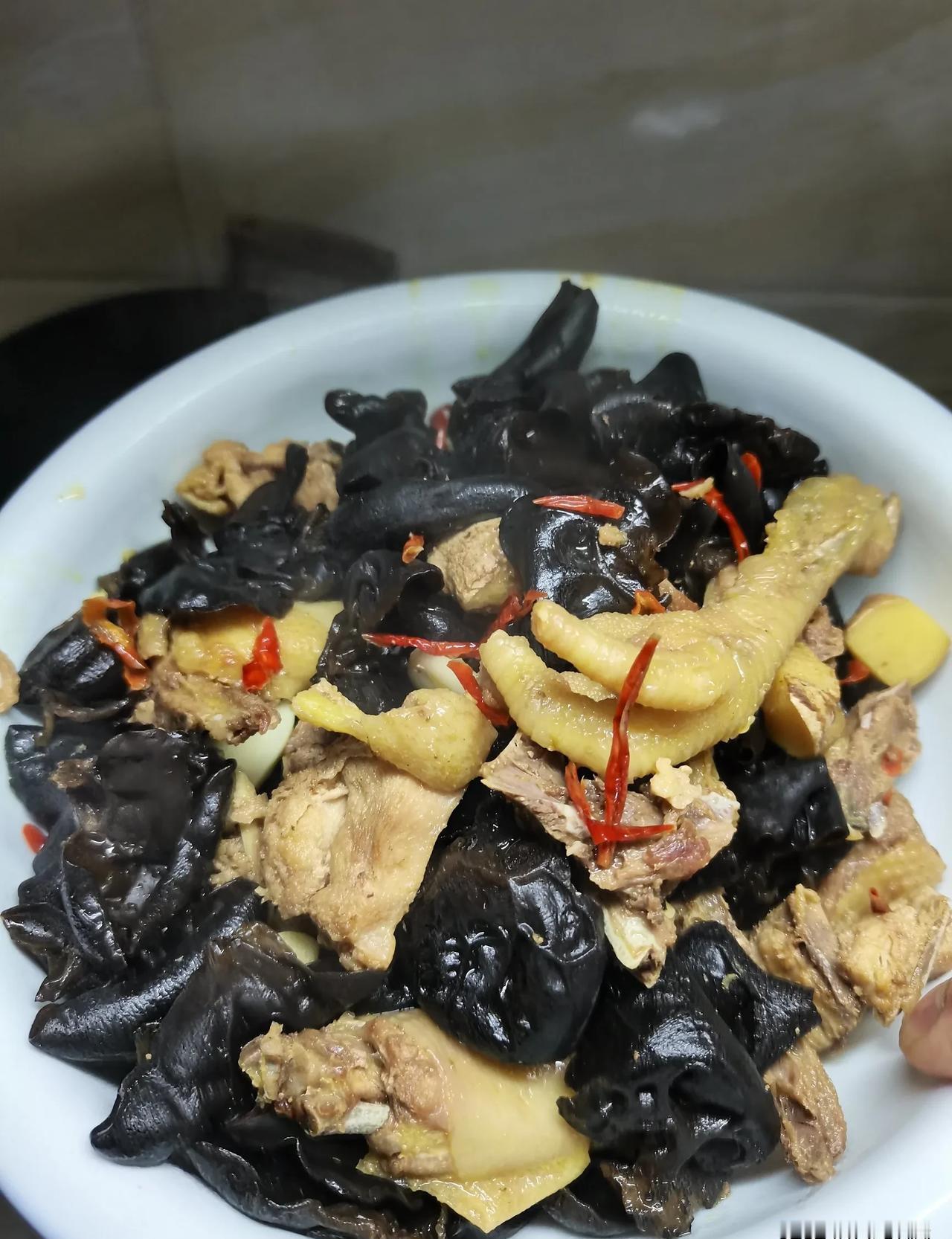 一场简单的晚餐，背后却藏着家庭的温度和矛盾。母亲为了生病的女儿熬了鸡肉黑木耳