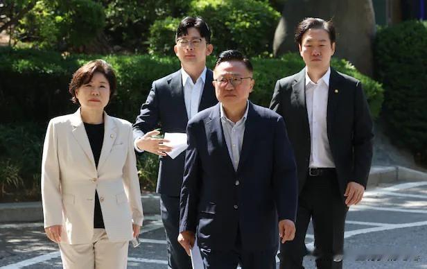 韩国地方选举进入冲刺阶段，朝野博弈持续升温。30日，国民力量党议员针对警方突击搜