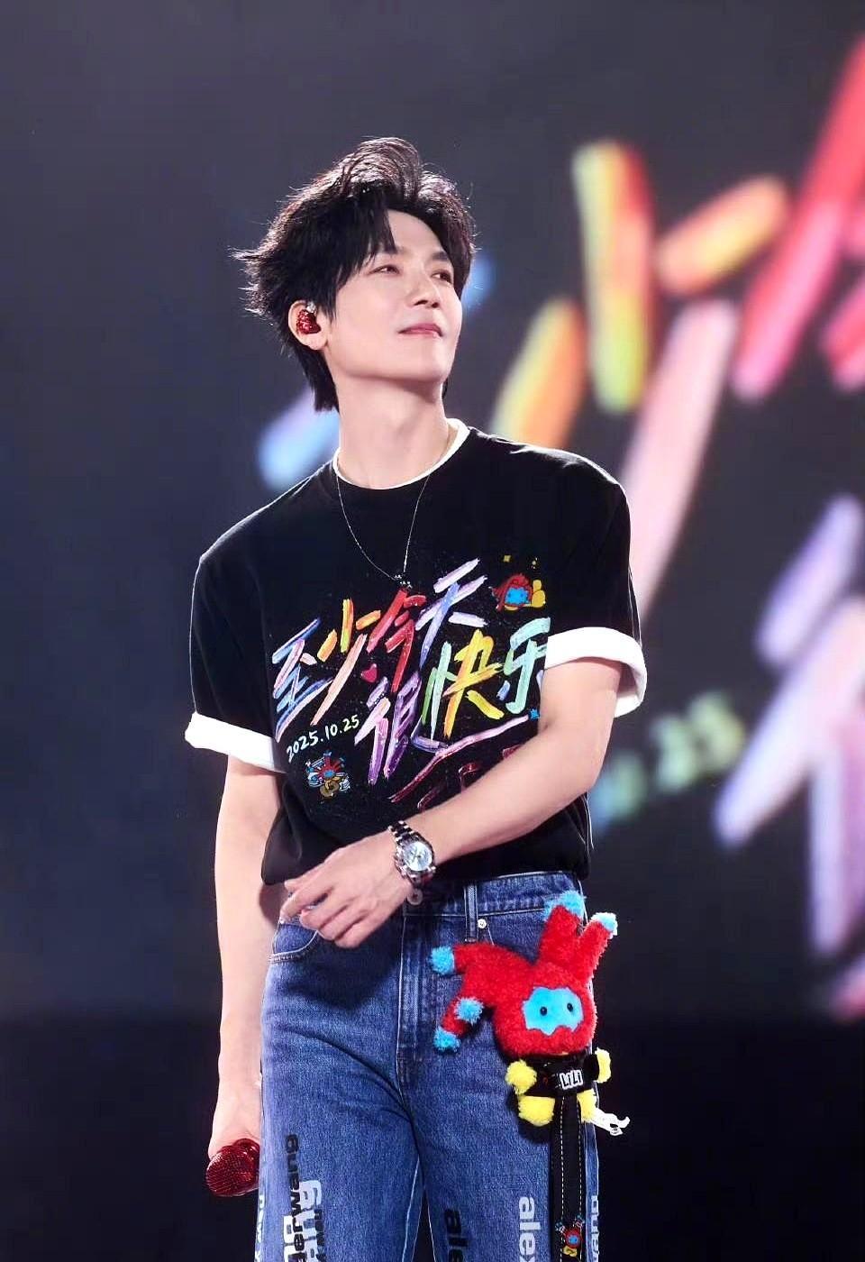 陈楚生回来了，不是靠热搜，是靠嗓子硬刚出来的。《披荆斩棘》一开嗓，弹幕炸了，票