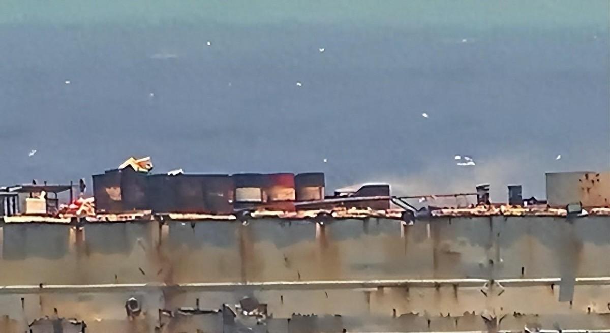 4月21日，仁爱礁上空突然升起一股刺鼻的黑烟，瞬间撕下了某国伪装了27年的遮羞布