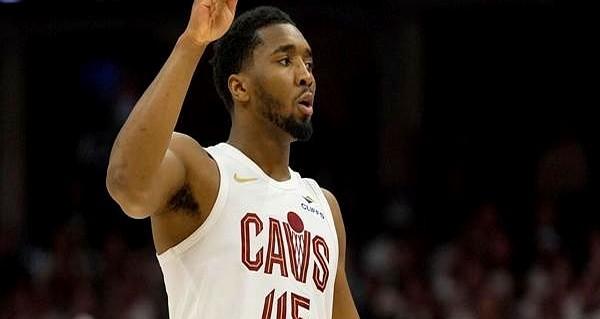 骑士这伤病，看着都疼！米切尔训练时被队友莫布利撞到左眼，直接充血！他自己都说