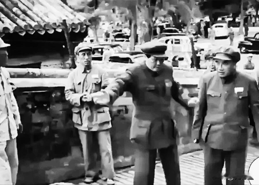1949年开国大典时，毛主席主动谦让，让朱老总走在前面，默契谦让，深厚情谊，高风