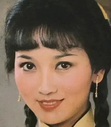 黄锦燊，是香港男人里最幸福的男人，他娶了全香港男人的梦中情人赵雅芝。赵雅芝妩媚动
