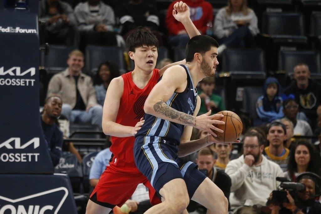 波特兰开拓者把对方首发中锋2.21米身高的扎克伊迪打到6犯离场，得分也不上双。