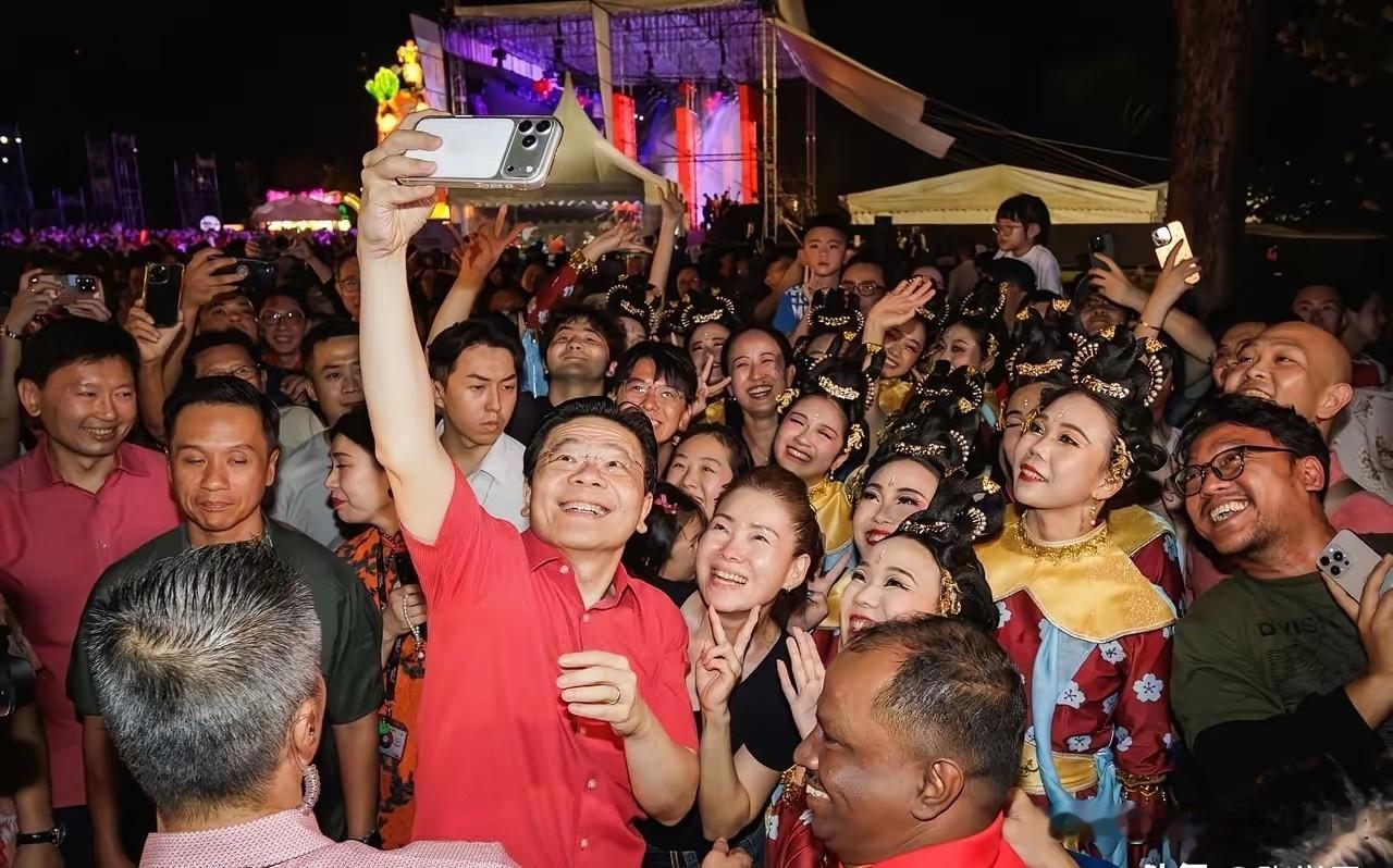 黄循财发文：新年快乐！新加坡总理黄循财在中国春节来临之时，专程前往“春到河畔