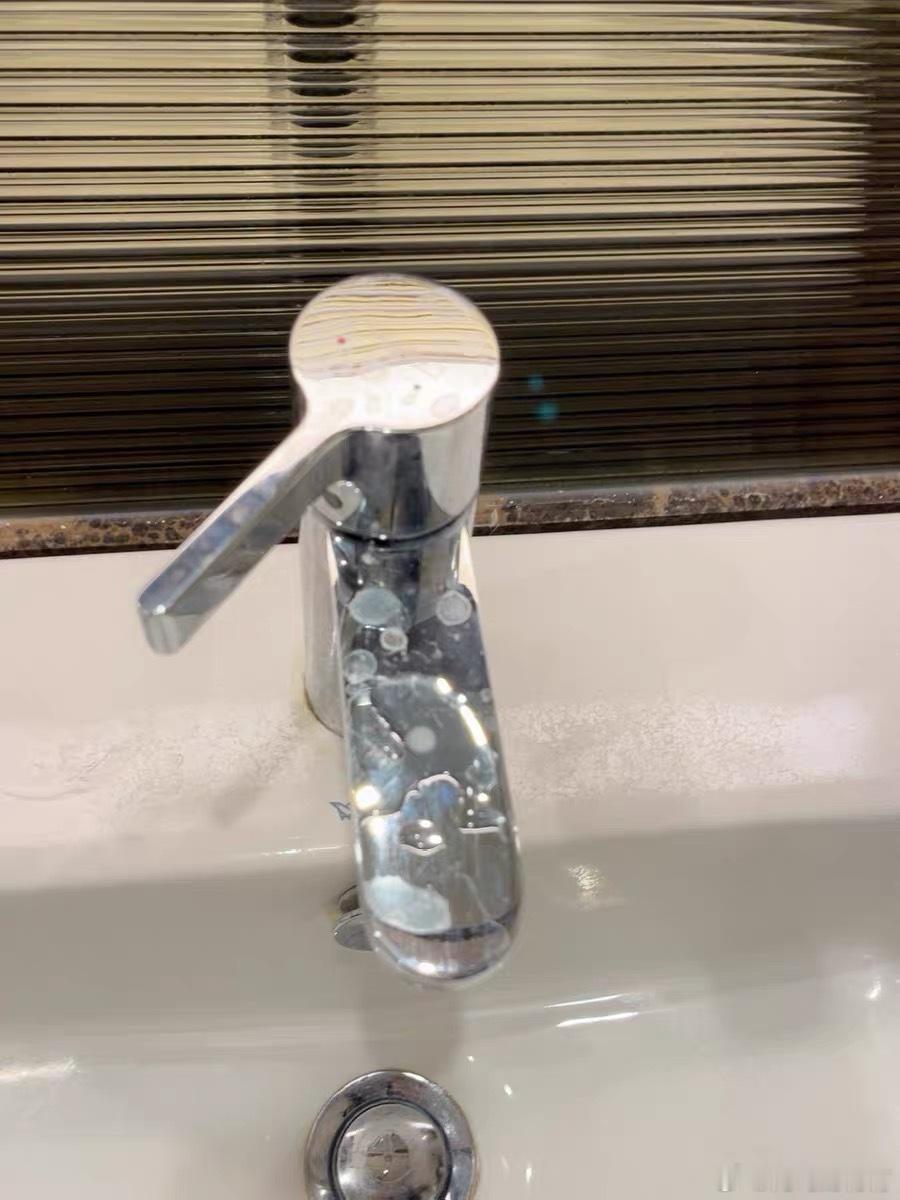 今天偷懒，58上叫了三小时深度保洁的服务，然后一个半小时过去了，两个卫生间说弄好