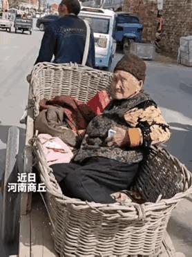 老太太喜欢赶集，儿子怕她走路累着，就用架子车拉着母亲来回。从母亲七十多岁就开始拉