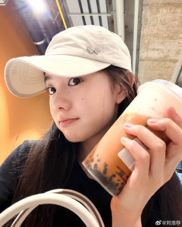 刘浩存素颜也好美刘浩存奶茶比脸大刘浩存素颜状态也太好啦！不敢想存子的脸有多小，