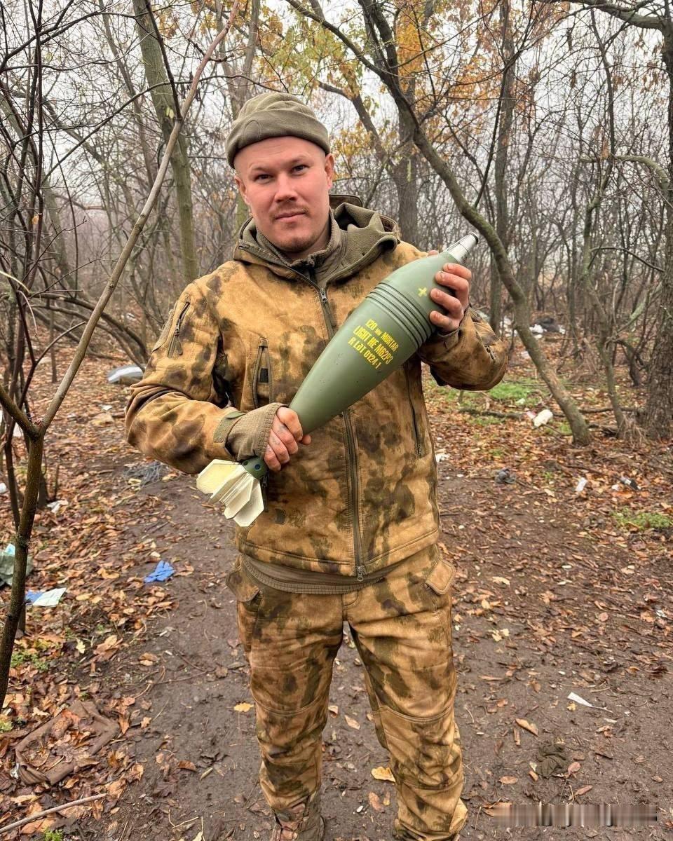 🇷🇺一名俄罗斯武装部队士兵手持一枚缴获的120毫米M62P3迫击炮弹，该炮弹