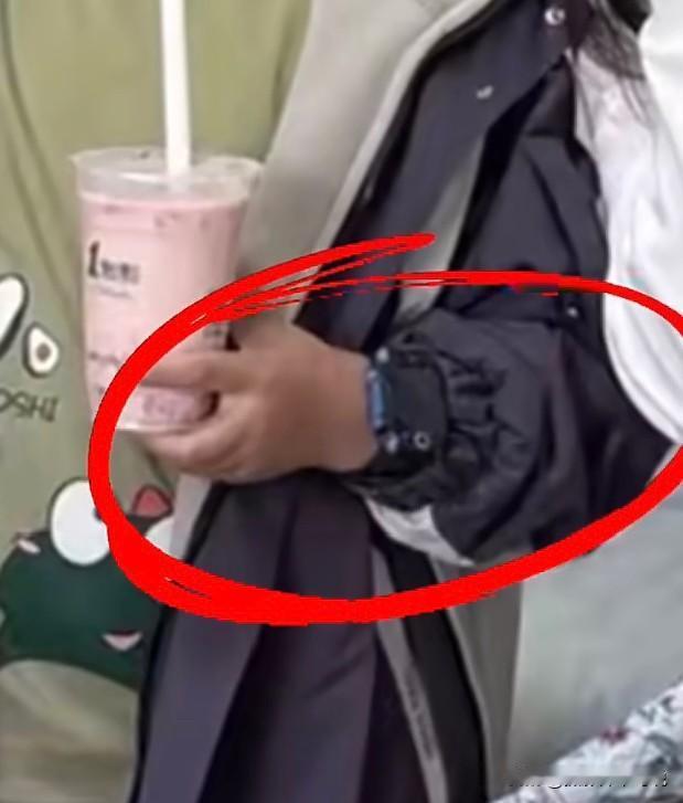 一点点奶茶发起资助的男孩被曝戴千元小天才手表，网友们瞬间不干了。最近网友在一点点