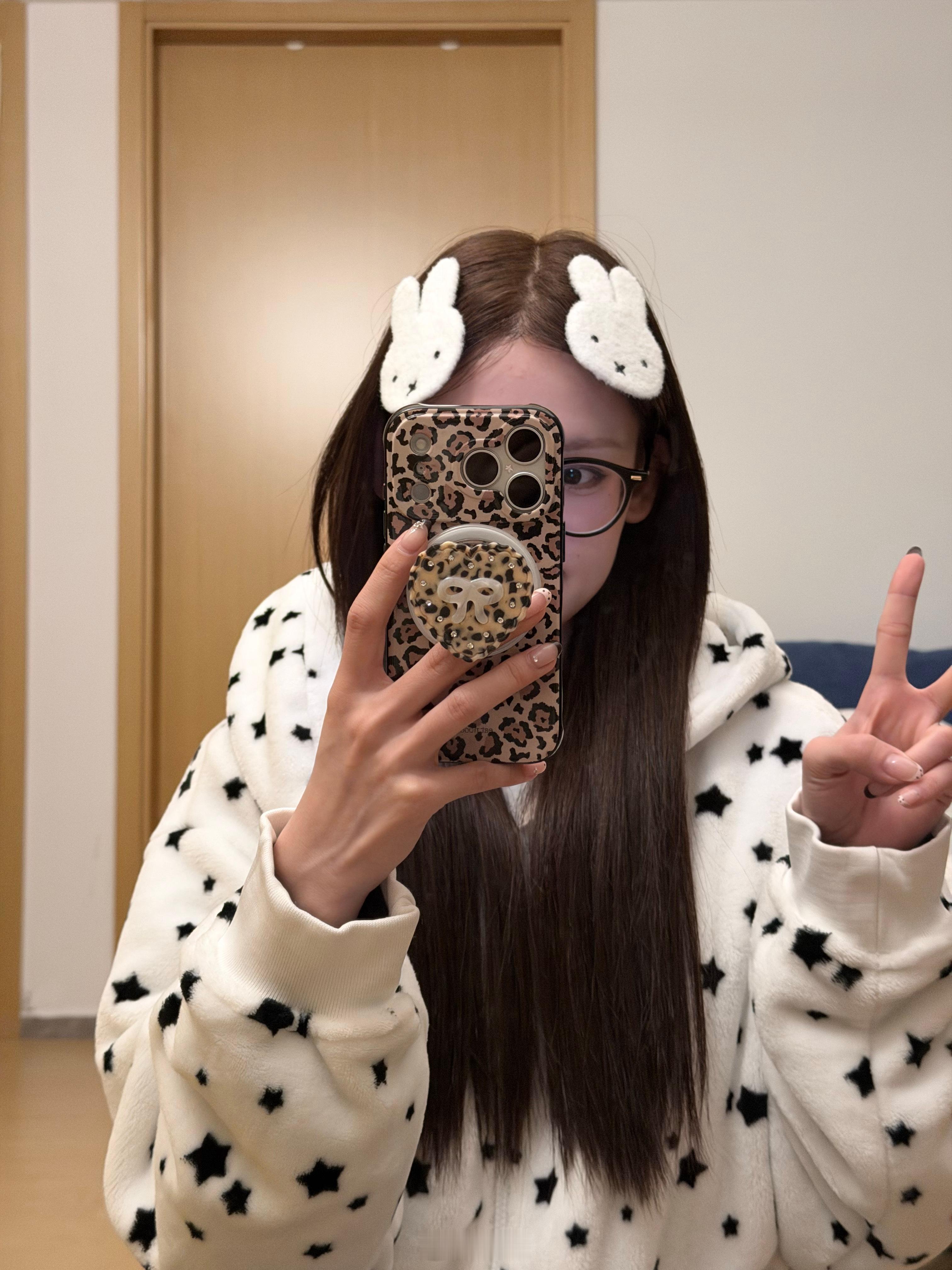 又刷到一个好看的小姐姐把iPhone17ProMax框成16PM在用，17