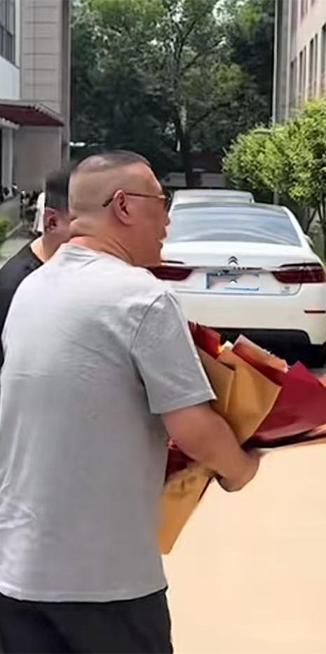 郭德纲参加麒麟剧社排练，众演员门口拉横幅迎接，连轴转很辛苦有戏唱更幸福！德云社计